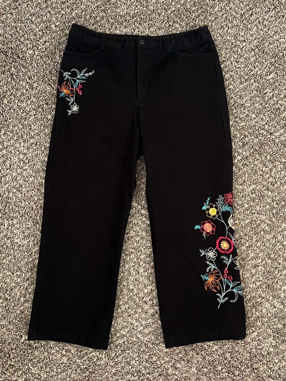 Y2K Rafaella black embroidered floral capri pants whimsy fairy summer casual